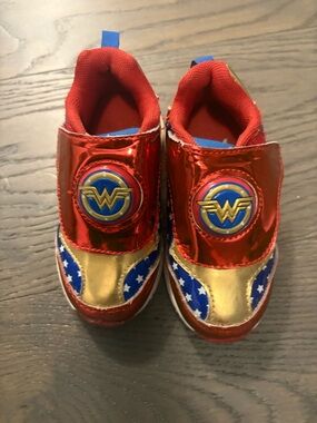 Wonder Woman girls light up shoes 8T EUC